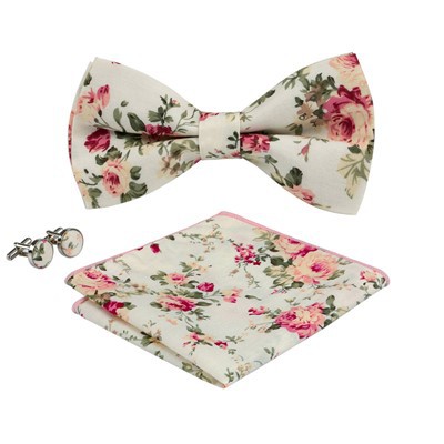 結婚式の蝶ネクタイとポケットチーフ